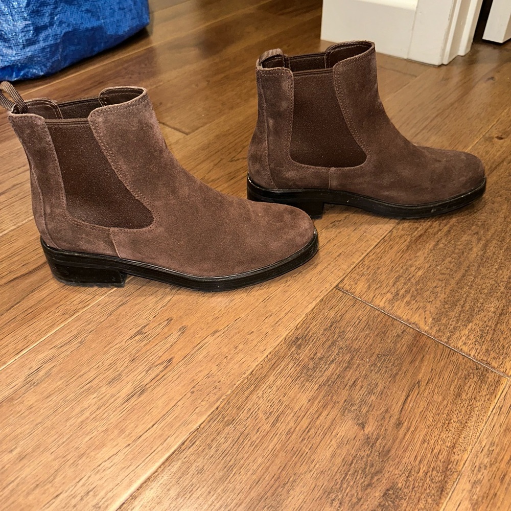EVERLANE brown suede chelsea boots